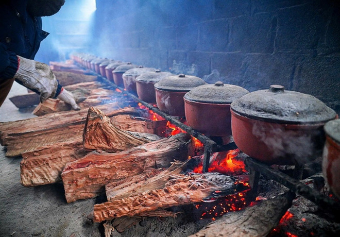 Giữ lửa ổn định trong lúc kho là một khâu quan trọng để nồi cá kho đạt chất lượng cao nhất.