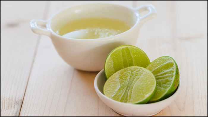 Việc thêm nước cốt chanh với tính axit giúp trung hòa độ mặn mà vẫn giữ được hương vị tự nhiên cho món ăn.