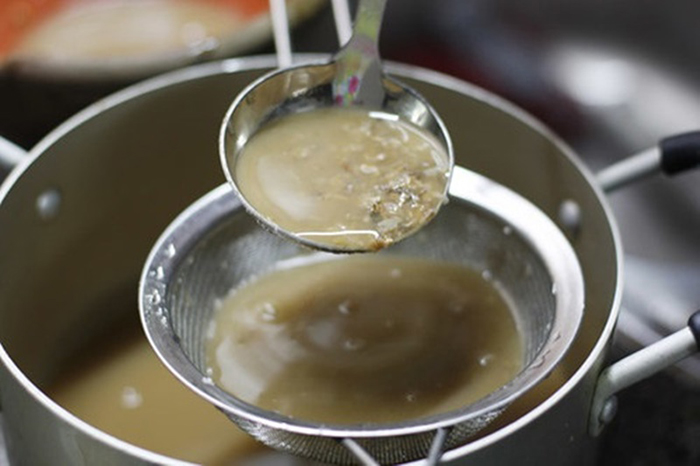 Nước tương cua đồng trong cá kho và bí quyết món ăn tròn vị