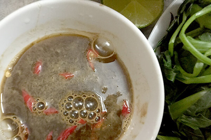 Nước tương cua đồng kho cá mang lại hương vị đặc trưng, thơm ngon và màu sắc hấp dẫn cho món ăn.