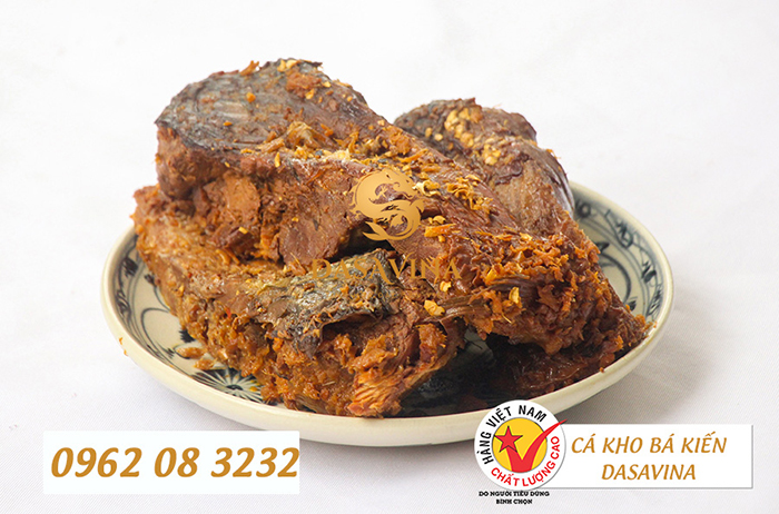 Để giữ trọn hương vị, cá kho cần được bảo quản đúng cách: ở nhiệt độ thường có thể dùng trong 2–3 ngày, trong ngăn mát tủ lạnh giữ được 7–10 ngày, và nếu đóng gói kín hoặc hút chân không để ngăn đá, cá có thể bảo quản đến 1–2 tháng.