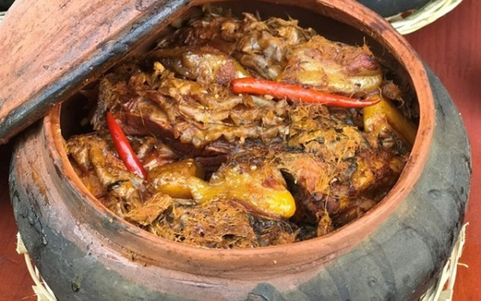 Cá kho làng Vũ Đại nổi tiếng với hương vị thơm ngon đặc trưng, thịt săn chắc và béo ngậy nhờ quy trình kho vô cùng kỹ lưỡng.