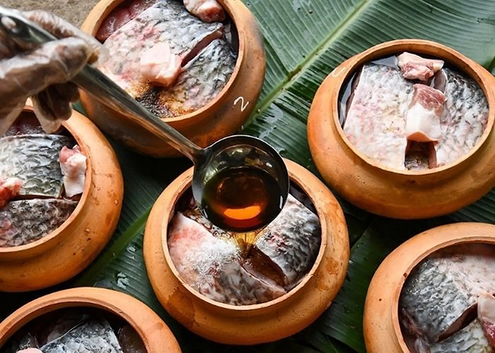 Cá kho làng Vũ Đại – đặc sản trứ danh Hà Nam, kho trong niêu đất suốt nhiều giờ với hương vị đậm đà, thơm nồng đặc trưng của vùng quê Bắc Bộ.