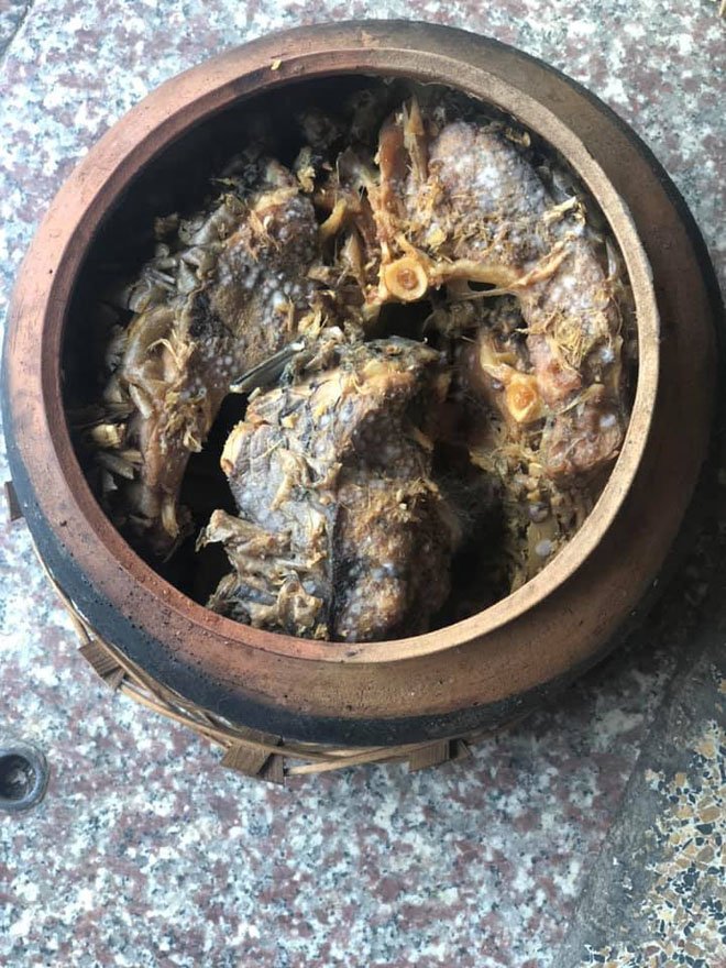 Niêu cá kho làng Vũ Đại bị mốc nặng - Hãy bỏ ngay đừng cố tiếc nuối để rồi gây hại cho chính sức khỏe của mình