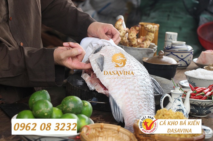 Cá kho làng Vũ Đại được kho từ cá trắm đen nuôi ốc tự nhiên